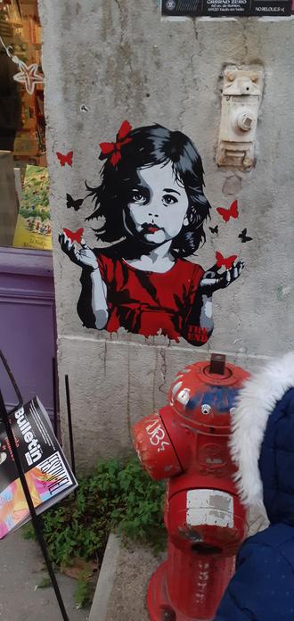 Un joli collage d'un portrait d'une petite fille accompagnée de papillons 