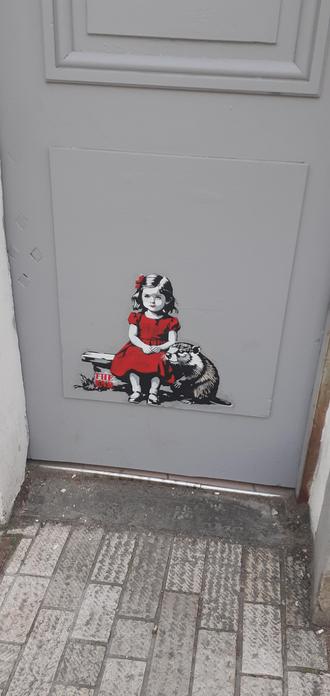 Une petite fille en collage accompagnée d'un ragondin 