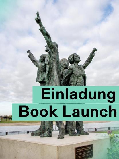 Bronzestatue von fünf Personen auf einem erhöhten Sockel im Freien, jede mit einem Arm erhoben in einer Geste des Triumphs oder der Solidarität. Die Figuren tragen Kleidung aus der Mitte des 20. Jahrhunderts, was auf ein historisches oder erinnerungspolitisches Thema hindeutet. Im Hintergrund sind ein bewölkter Himmel, ein Zaun und ein Weg auf einer Wiese zu sehen. Über dem Bild liegt ein türkisfarbener Banner mit schwarzer Schrift: „Einladung Book Launch“.