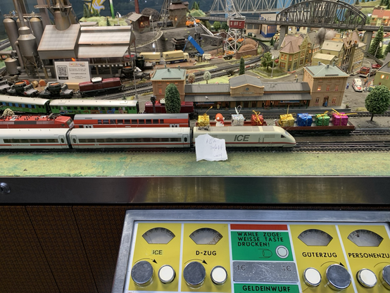 eine liebevoll gestaltete Modelleisenbahn-Landschaft lädt dazu ein, einen Euro einzuwerfen, um einen Zug fahren zu lassen. Aber nicht für den ICE! 