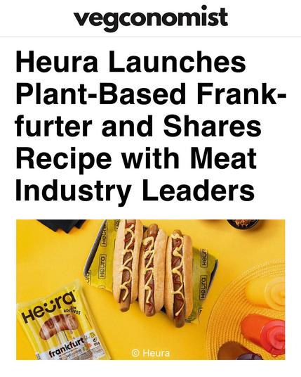 Logo: vegconomist
Titel: Heura Launches Plant-Based Frankfurter and Shares Recipe with Meat Industry Leaders
Beeld: 3 hotdog broodjes liggend op een gele achtergrond, met flessen saus en een supermarktverpakking er naast.