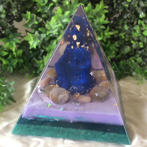 Orgonite piramide met Quan Yin en grondende edelstenen. 

#orgonites #orgonite #orgones
