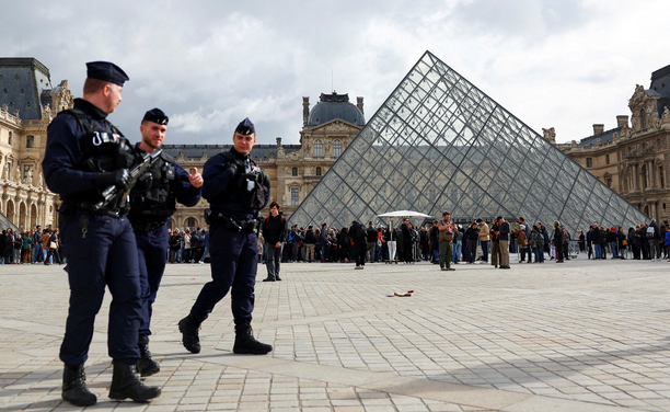 Policia francesa davant la piràmide del Louvre (REUTERS/Abdul Saboor)