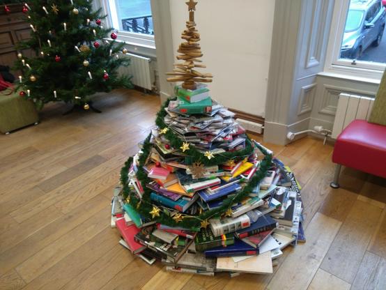 Un sapin fait de livres à côté d'un sapin.

Nicolas Mouart, Tous droits réservés.