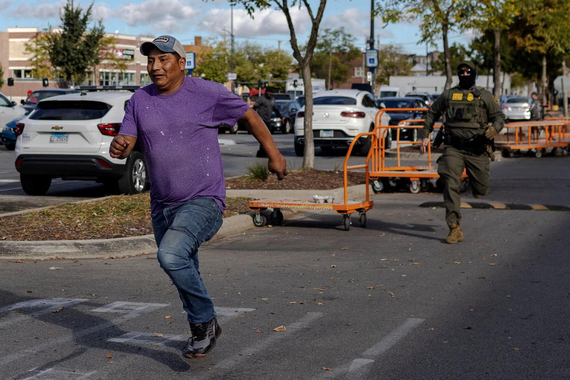 A federal agent chases a man, who looks like a Mexican painter.