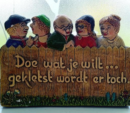 Tegeltje met tekst: Doe wat je wilt... Gekletst wordt er toch