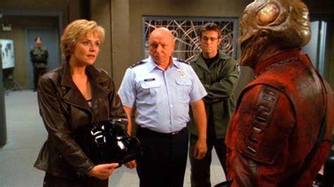 Major Carter meets an alien with General Hammond in SG1