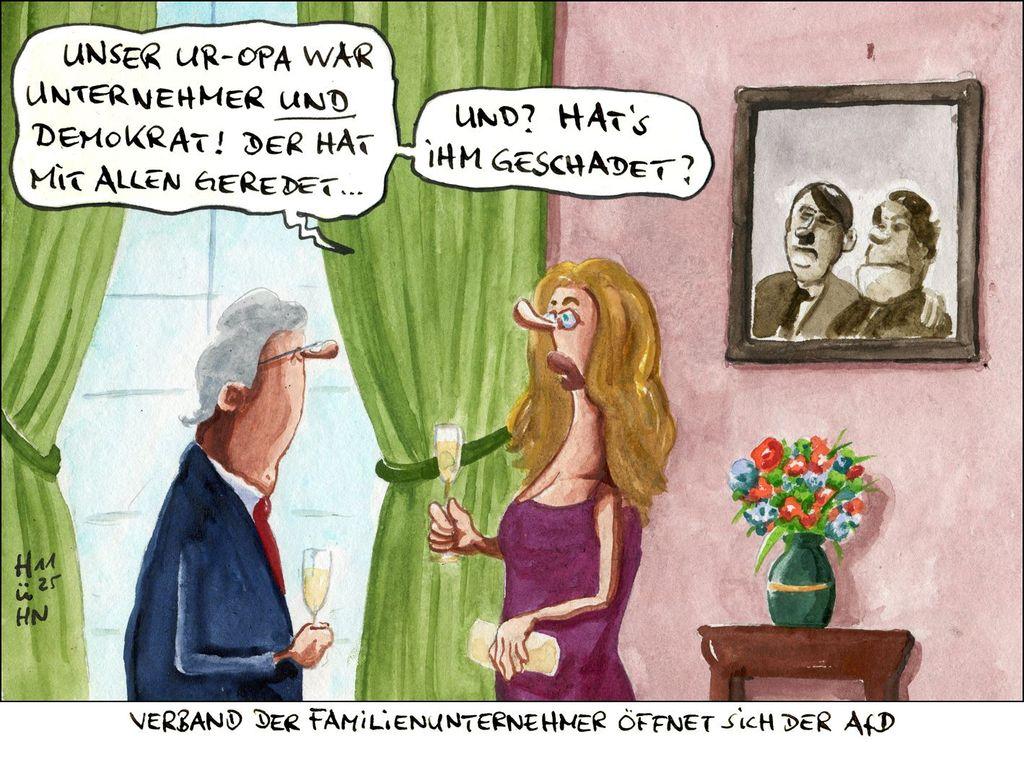 Karikatur mit gezeichneten Figuren bei einem Sektempfang. Eine weiße Frau mit langen dunkelblonden Haaren sagt zu einem weißen Mann mit hellem Haar und Brille: "Unser Ur-Opa war Unternehmer UND Demokrat! Der hat mit allen geredet...", direkt im Anschluss stellt sie die rhetorische Frage: "Und? Hat's ihm Geschadet?". Im Hintergrund wird über Blumen in einer Vase eine Fotografie an der Wand sichtbar, auf dem besagter Ur-Opa mit Adolf Hitler posiert. Die Bildunterschrift lautet: "Verband der Familienunternehmer öffnet sich der AfD"