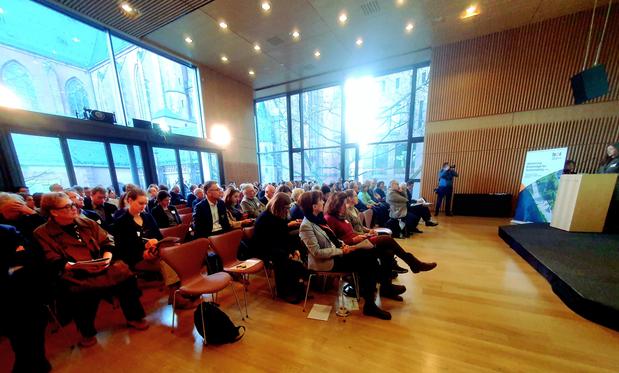 Saal mit vielen Zuhörern.