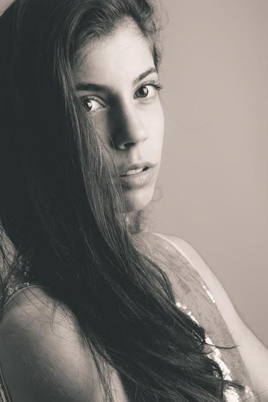 Mujer morena de pelo largo.