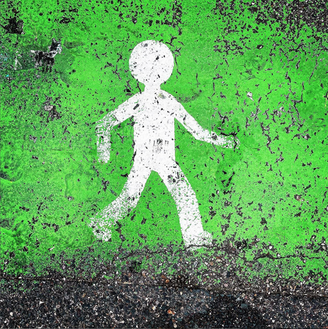 Parkplatz, Symbol, Figur weis, Asphalt grün, Figur läuft 

Fotografie: raumstadtion