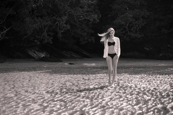 Chica caminando por la arena.