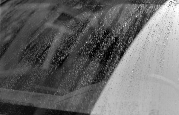 Un parebrise couvert de gouttes