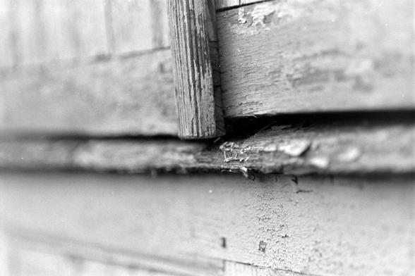 la jointure de volets en bois, de près