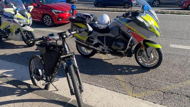 Photo de deux motos de police et d'un véhicule à deux roues non homologué.