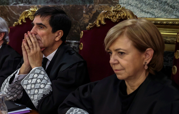 El jutge del Suprem Antonio del Moral, al costat d'Ana Ferrer durant el judici del procés (Europa Press)