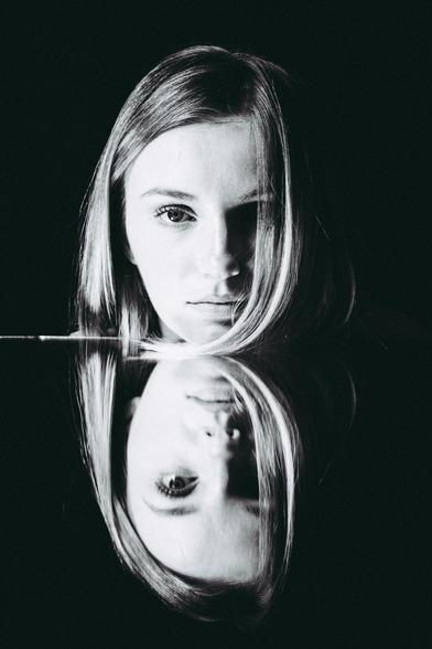 Mujer rubia en espejo.