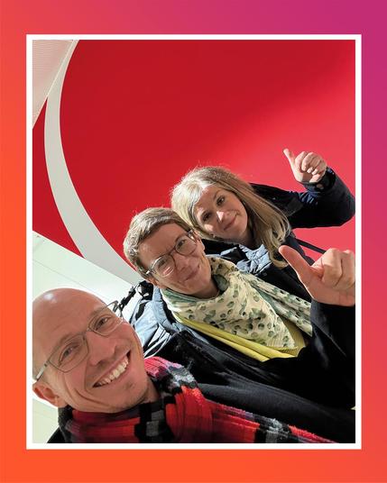 Drei Personen von Spirit Link lächeln in die Kamera