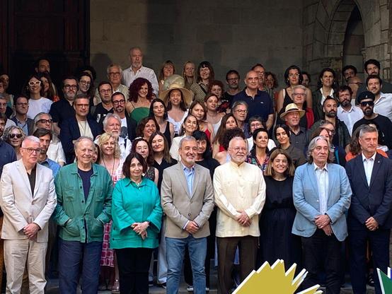 Representants de la FIL amb autors i artistes convidats a la fira en la presentació que s'ha fet amb l'alcalde a l'Ajuntament de Barcelona (3Cat)