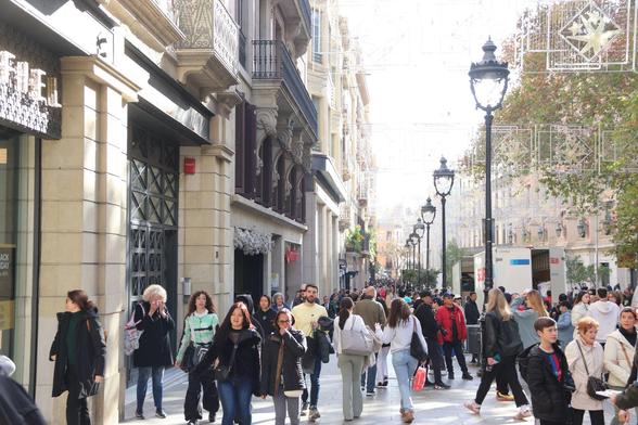 Gent passejant per l'Avinguda del Portal de l'Àngel de Barcelona durant el Black Friday