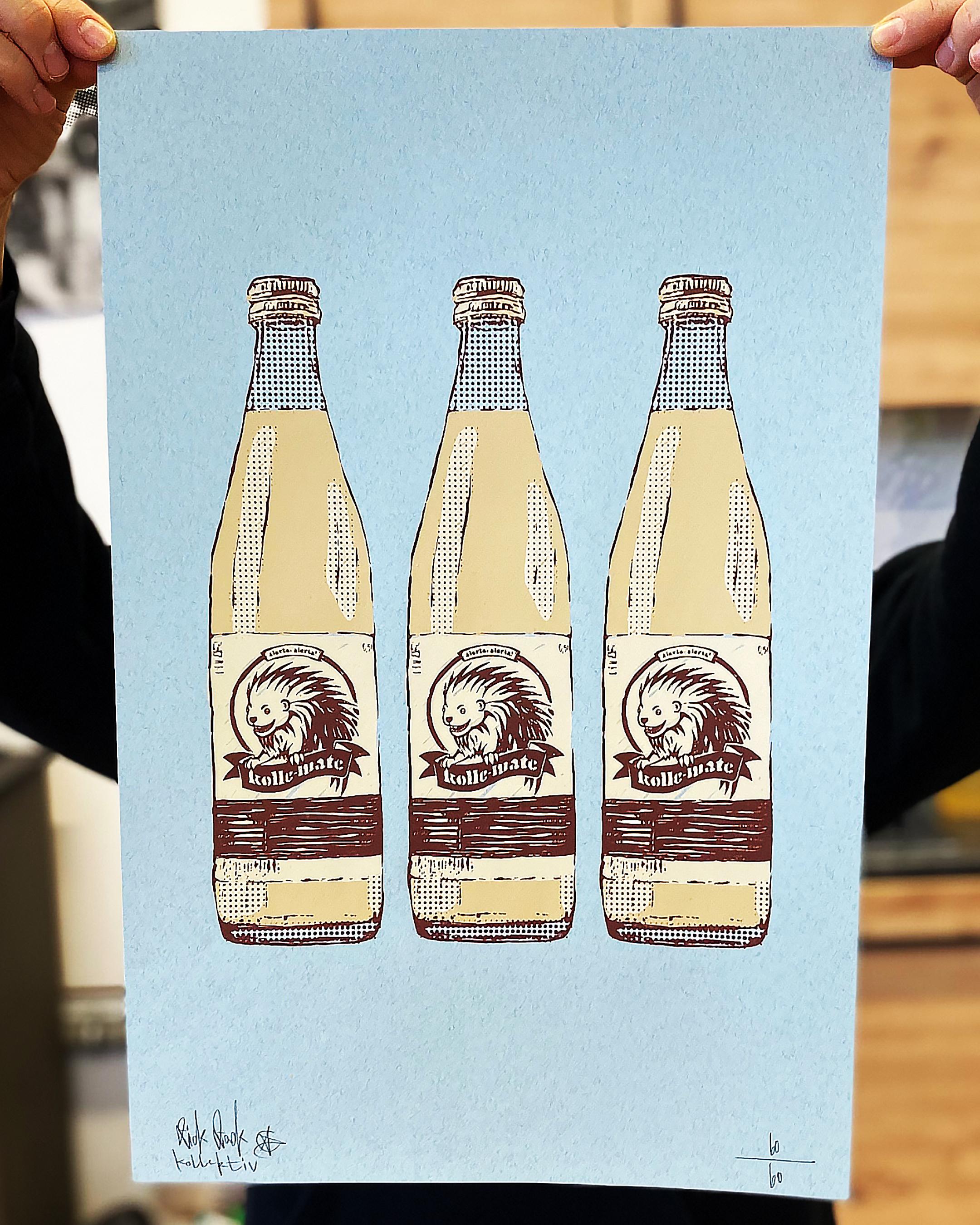 Siebdruckplakat auf dem drei kolle-mate-Flaschen abgebildet sind
