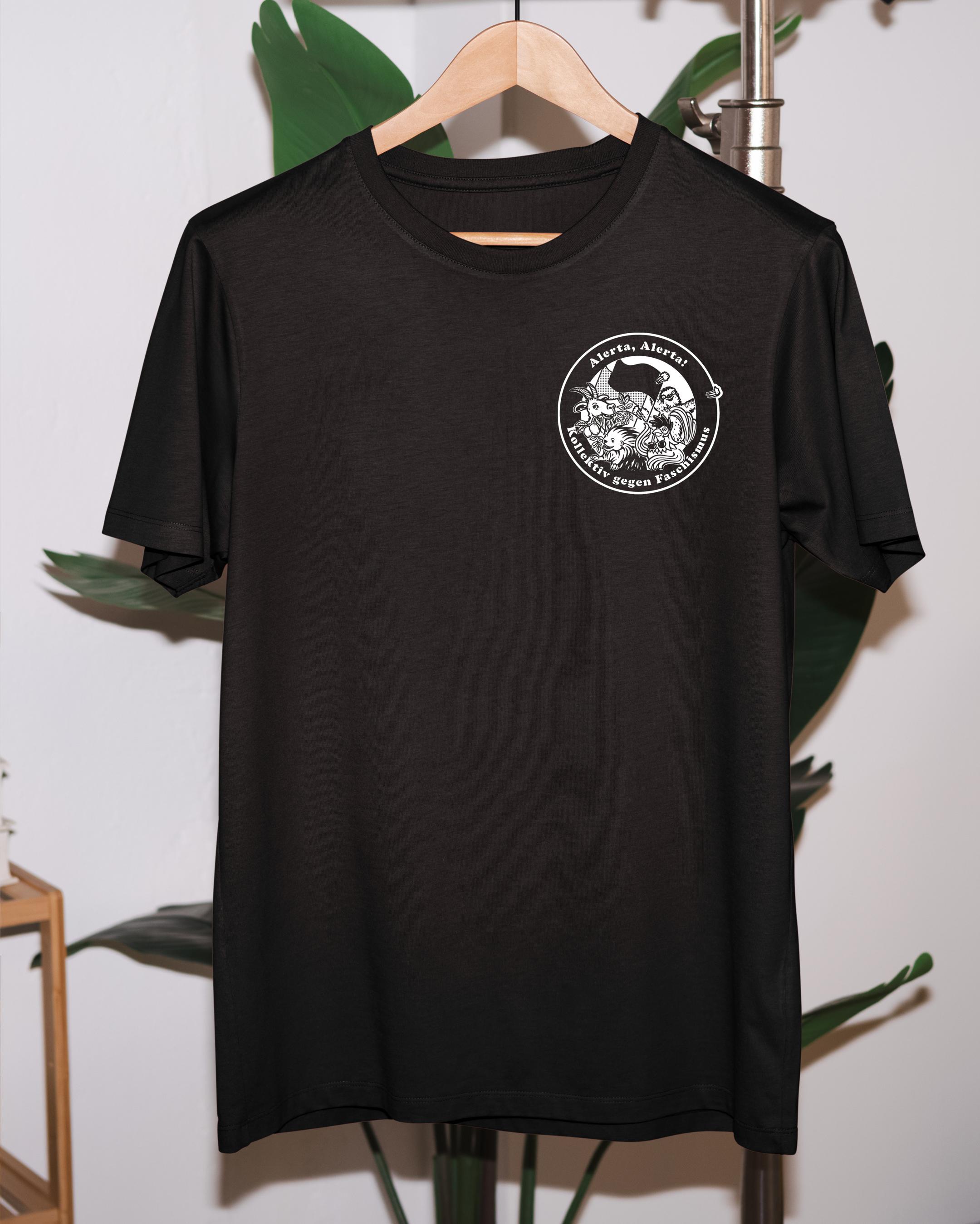 Bild von T-Shirt auf einem Kleiderbügel, auf dem Shirt ist das Logo mit allen kolle-Tieren abgebildet und dem Text "Alerta, Alerta! Kollektiv gegen Faschismus"