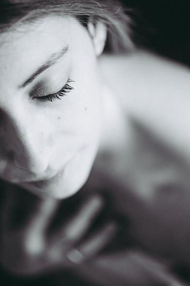 Mujer con los ojos cerrados.