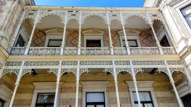 Sichtziegelfassade mit hellen Eisengittern