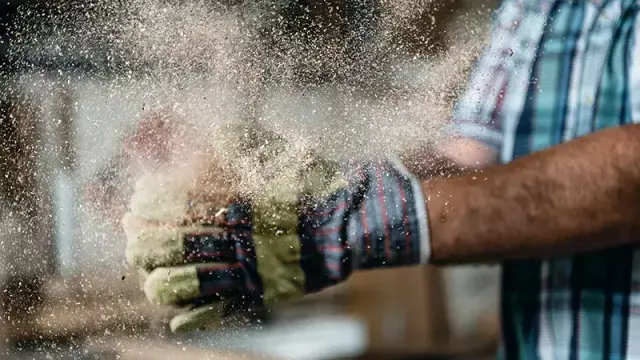 Les poussières sont de très fines particules solides qui restent en suspension dans l’air et dont le niveau de pénétration dans l’organisme, par voie pulmonaire, dépend de leur taille. Elles peuvent engendrer des risques au travail.