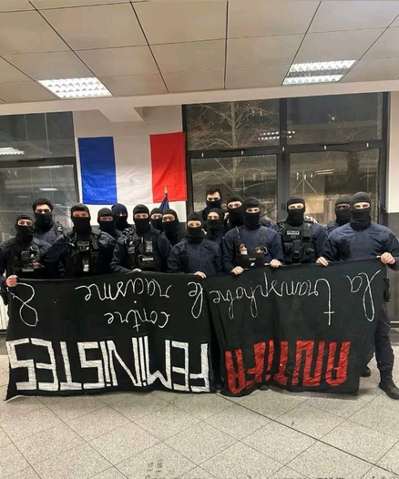 Des policiers se mettent en scène dans un commissariat parisien.
