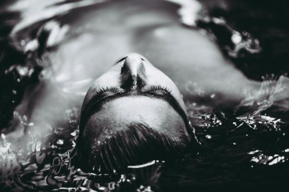 Mujer flotando en el río.