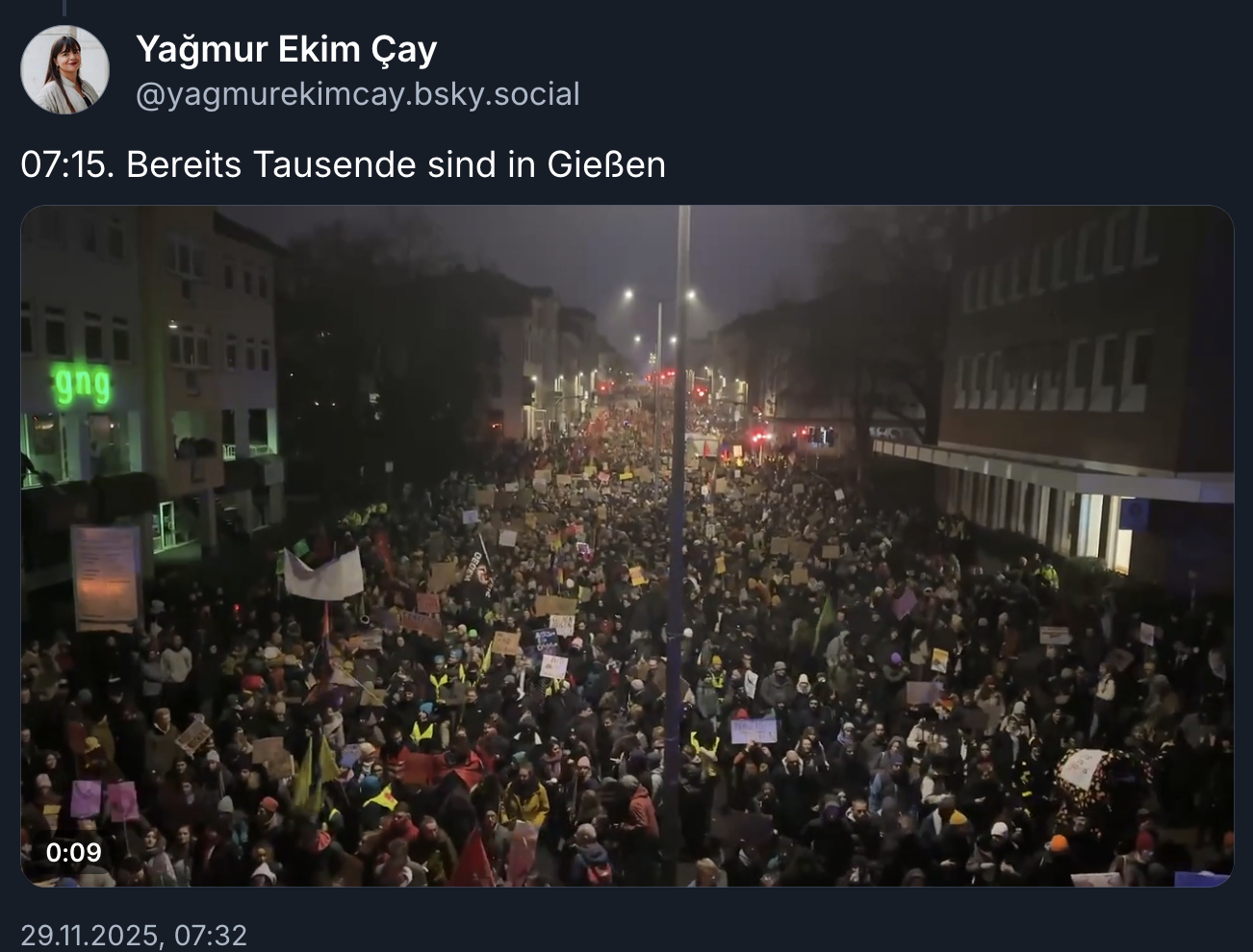Screenshot eines Posts der taz-Korrespondentin Yagmur Ekim Cay: Foto einer Straße in Gießen, die berstend voll mit Menschen ist, die noch vor Sonnenaufgang demonstrieren