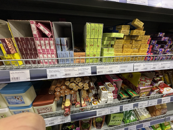 Ein Regal mit Räucherstäbchen. 