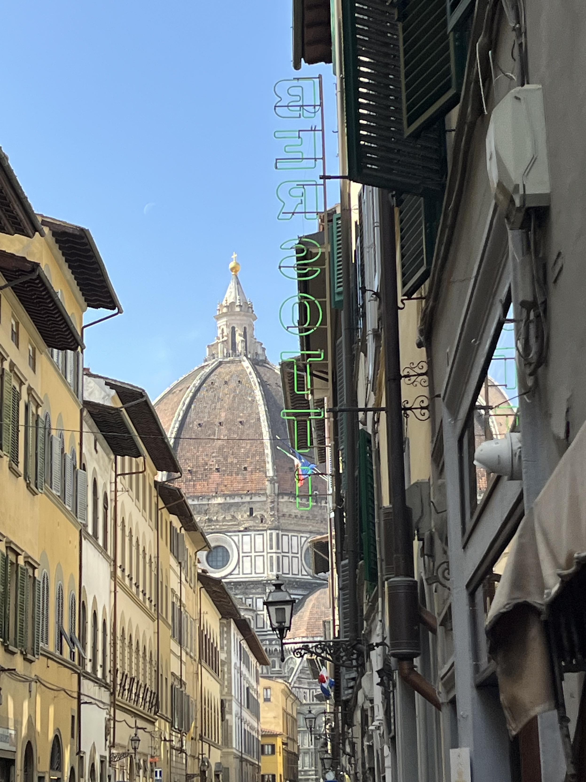 Am Ende der Strasse mit hohen Wohnhäusern und Geschäften ist die Kuppel der Kathedrale zu sehen