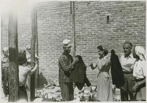 Gyaros Island of Exile - Penitentiary camp nr.4 "Distribution of relief items" - ICRC V-P-HIST-E-05830.JPG 13.06.1948