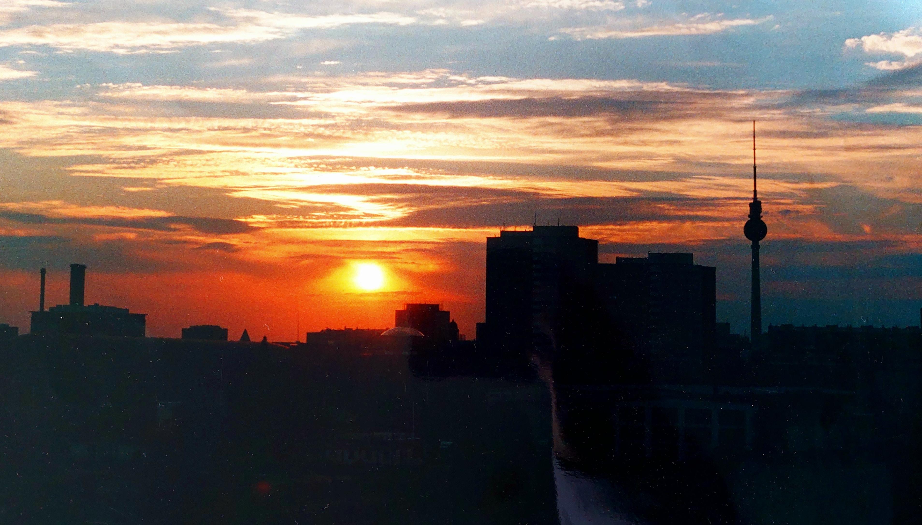 Die Silhouette Berlins mit Fernsehturm während eines feurigen Sonnenuntergangs