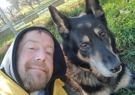 Portrait Peter mit seiner treuen Hündin Nahla :-) in der Wiese liegend

«Opiate gegen meine Schmerzen hätten mich fast umgebracht. Dank Cannabis habe ich den Entzug geschafft – und überlebe von Tag zu Tag.»

Peter 😍 💌 💕
Jahrgang: 1971
Diagnose: neuropathische Schmerzen infolge eines Hirnschlags

«Es wäre für Schmerzbetroffene wie mich eine riesige Erleichterung, wenn die Krankenkassen die Cannabis-Rezepte bezahlen würden.»

https://www.medcan.ch/ueber-uns/unsere-geschichten/peter