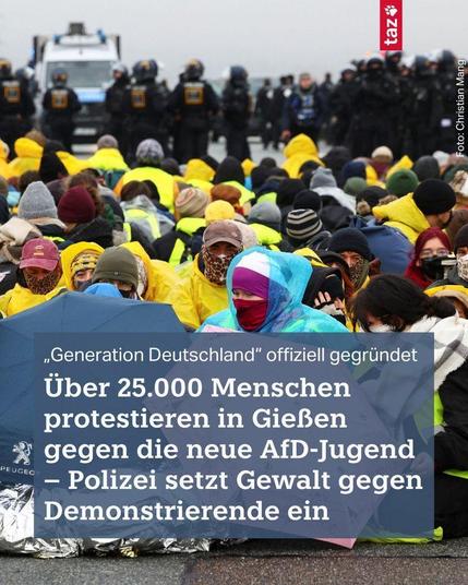 Menschen mit Warnwesten und Regenschirmen bei einer Sitzblockade in Gießen. Im Hintergrund die Polizei. Text: „Generation Deutschland“ offiziell gegründet. Über 25.000 Menschen protestieren in Gießen gegen die neue AfD-Jugend – Polizei setzt Gewalt gegen Demonstrierende ein