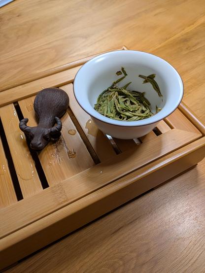 Gong Fu Cha. Gaiwan auf Teebrett und mit einem Wasserbüffel Tea-pet