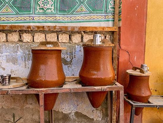 Ollas sind Gefäße aus Ton mit sauberem, kalten Wasser für Jedermann. Getrunken wird aus den bereitgestellten Blechtassen.