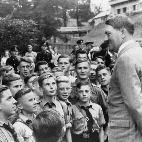 Adolf Hitler spricht zu Jungen aus der Hitlerjugend