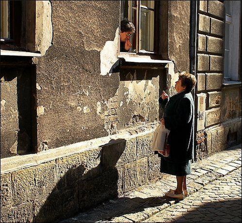 principles of conversation: photograph of two women having a conversation. One is standing on the street, the other looks at her out of a window. Image attribution: http://www.flickr.com/photos/soylentgreen23/ / CC BY-SA 2.0