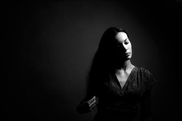 Mujer morena de pelo largo.