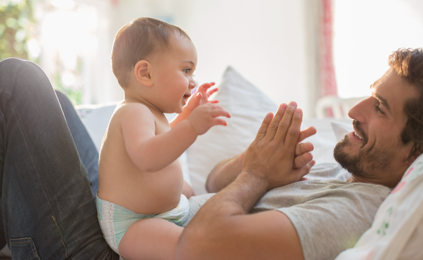 Un pare crea vincles amb el seu nadó a base d'interacció (iStock/Tom Merton)