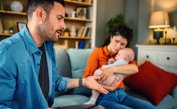 Un pare es pot sentir desplaçat pel vincle entre mare i nadó (iStock/bluecinema)