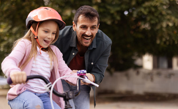 Els pares són clau en la descoberta del món (iStock/PixelsEffect)