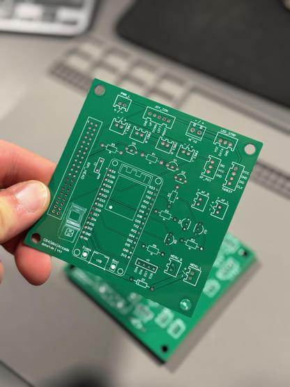 Eine grüne Platine, die bisher noch unbestückt ist.