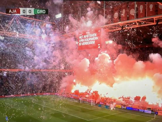 Vuurwerk tijdens Ajax-Groningen
