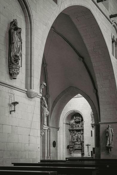 👁️ A view of the transept of a cathedral through Gothic arches 
📍 Cathedral of St. Paul, Münster
📅 17 May 2025
📸 Nikon D5600
⚪️ Nikkor DX 35 mm ƒ1.8G
🎞️ ISO 100, ƒ22, -0.3 ev, 4s (long exposure)