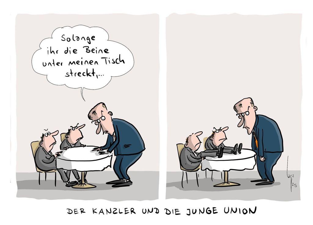Bildbeschreibung: Eine Karikatur zeigt zwei junge Personen am Tisch sitzend. Davor steht Friedrich Merz und sagt: „So lange ihr die Beine unter meinen Tisch steckt, ... “ Im nächsten Bild haben die beiden Personen ihre Beine auf den Tisch gelegt. Merz steht wortlos vor ihnen und schaut ratlos. Darunter steht: Der Kanzler und die Junge Union